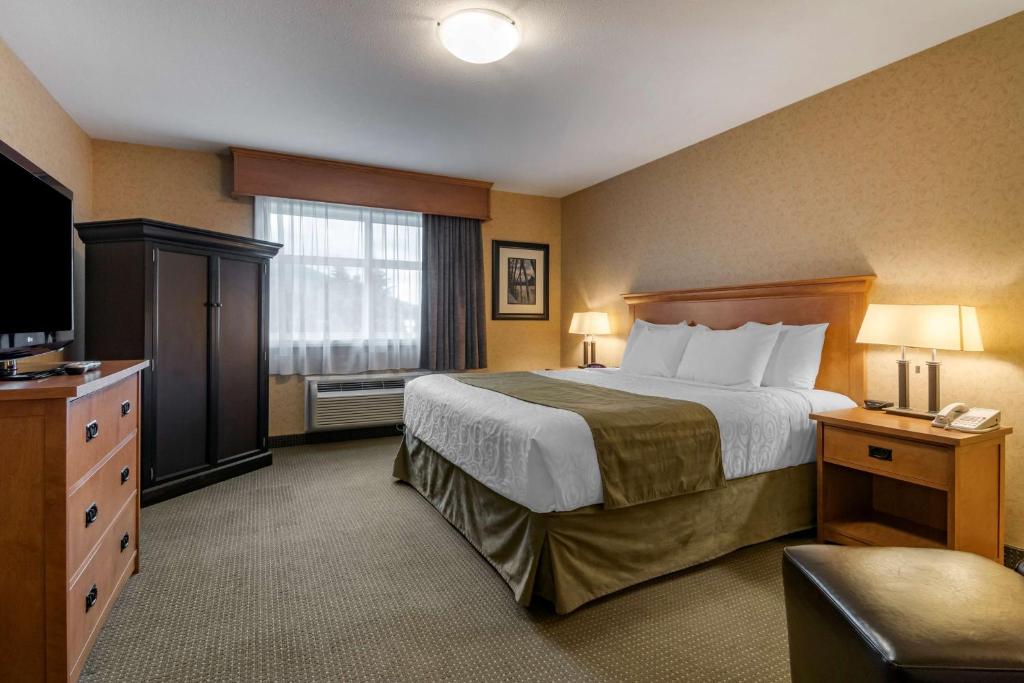 Postel nebo postele na pokoji v ubytování Best Western Sicamous Inn
