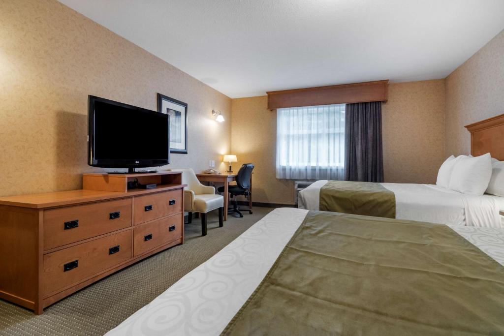 Postel nebo postele na pokoji v ubytování Best Western Sicamous Inn