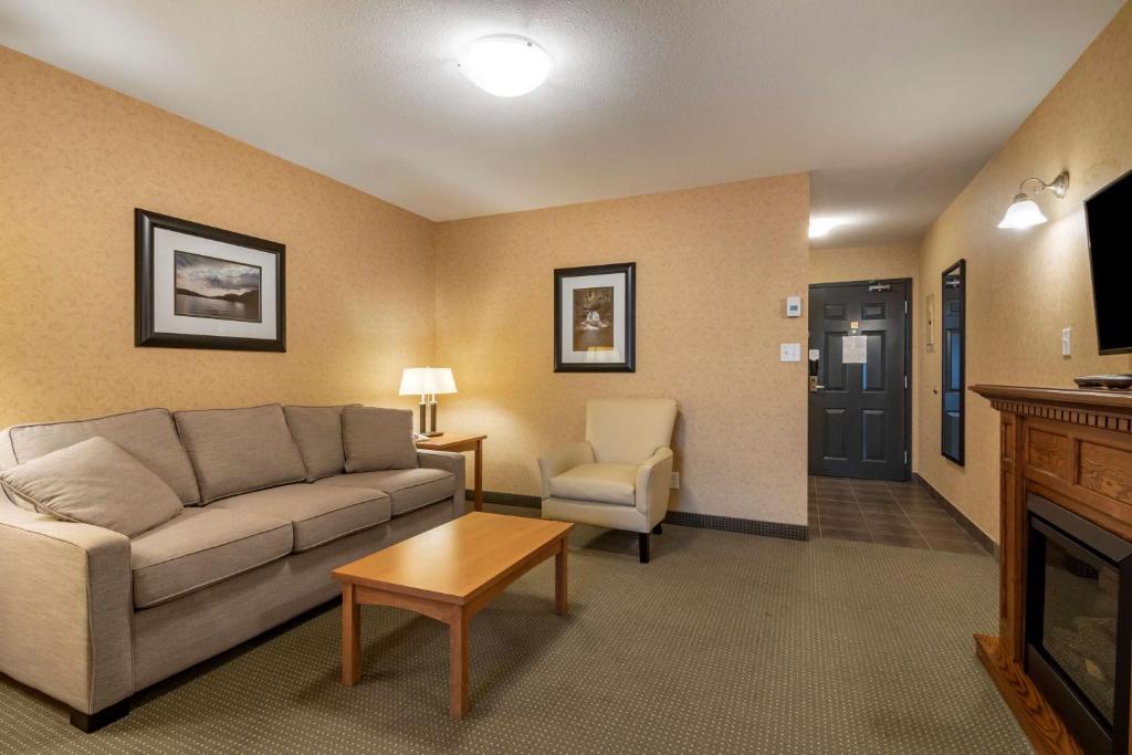 TV a/nebo společenská místnost v ubytování Best Western Sicamous Inn