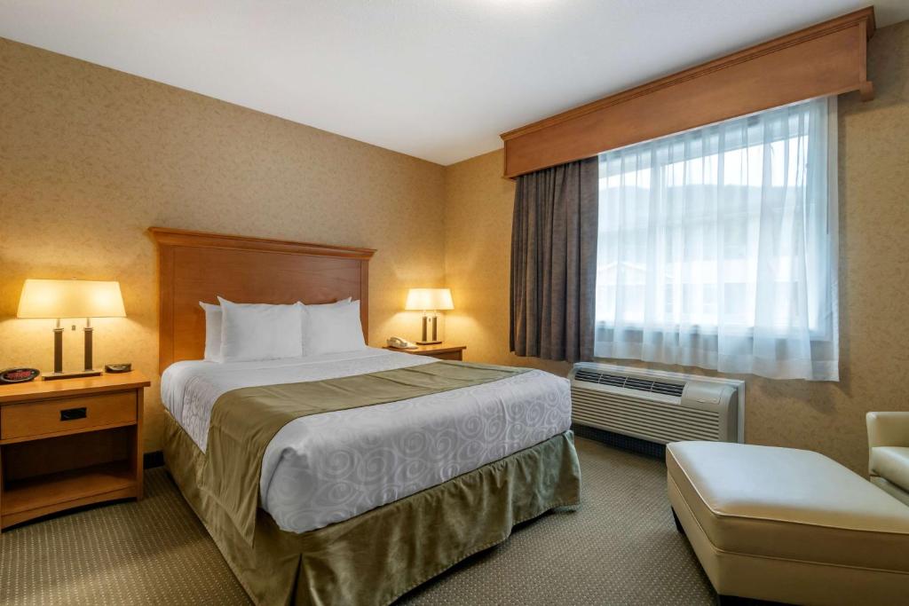 Postel nebo postele na pokoji v ubytování Best Western Sicamous Inn