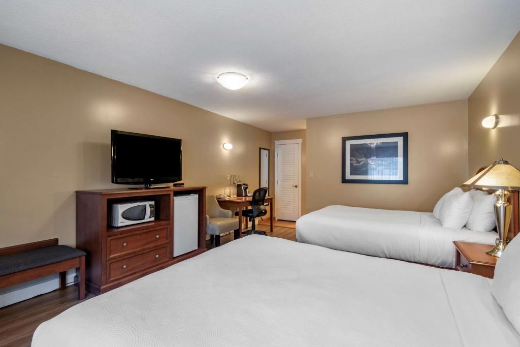 Postel nebo postele na pokoji v ubytování Best Western Sicamous Inn