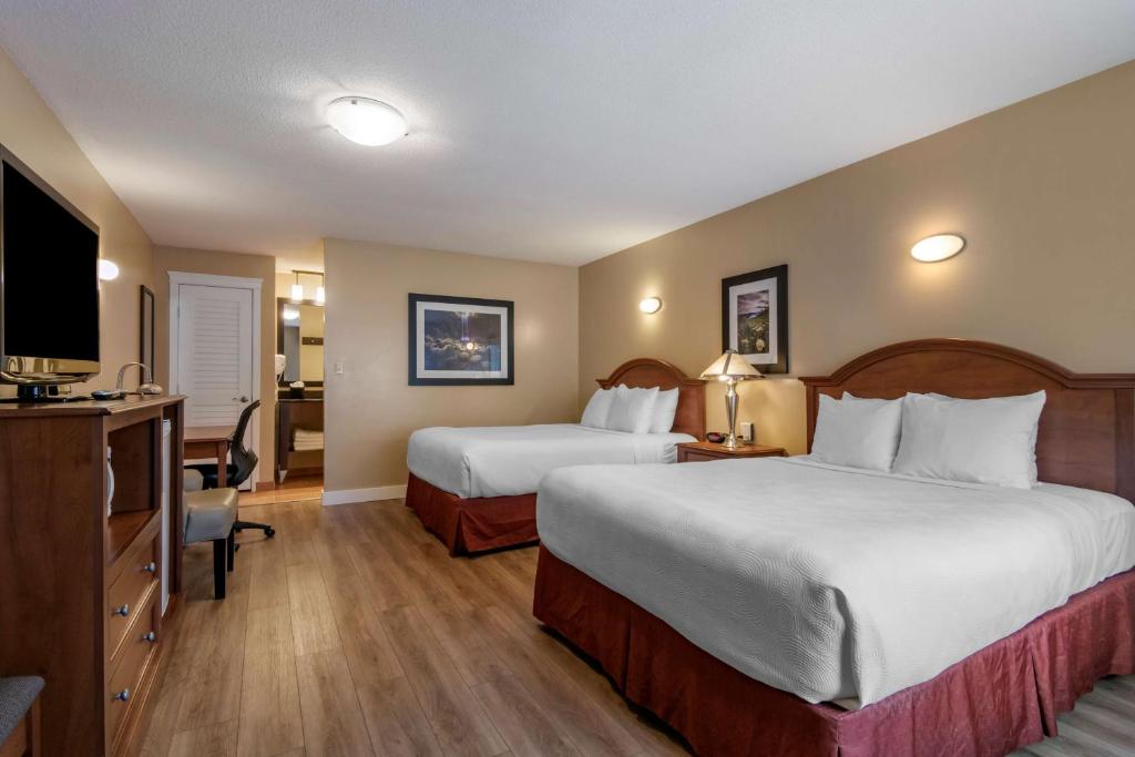 Postel nebo postele na pokoji v ubytování Best Western Sicamous Inn