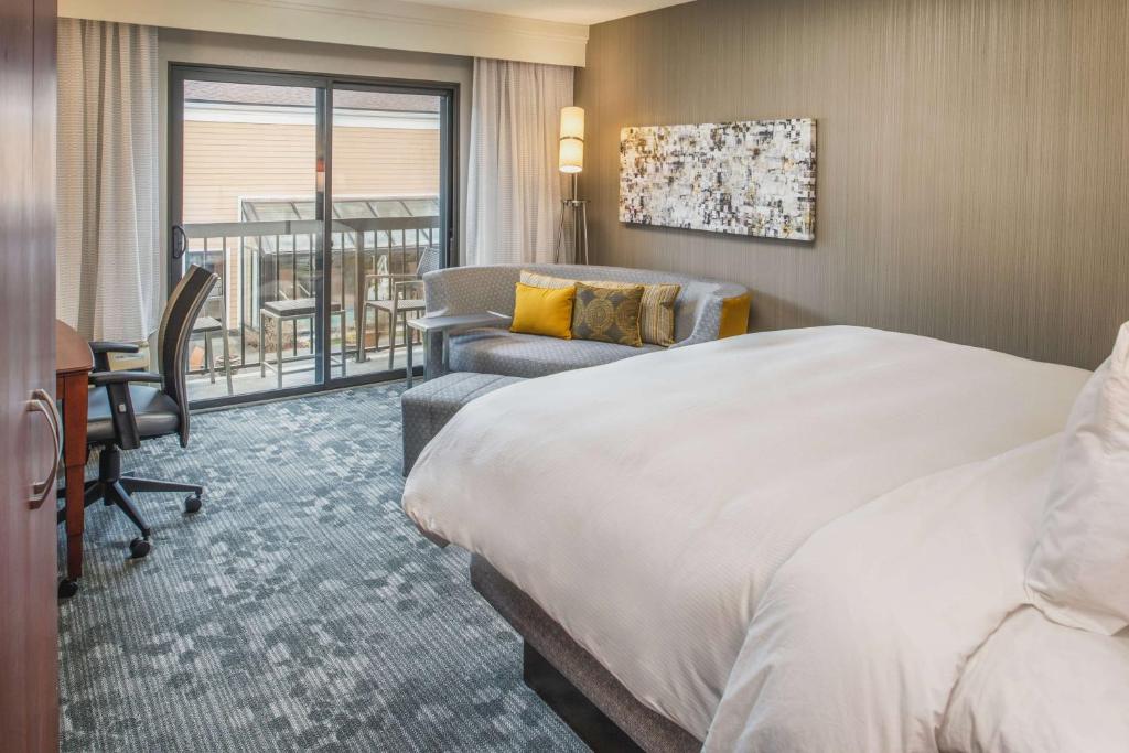 Postel nebo postele na pokoji v ubytování Sonesta Select Seattle Bellevue Redmond