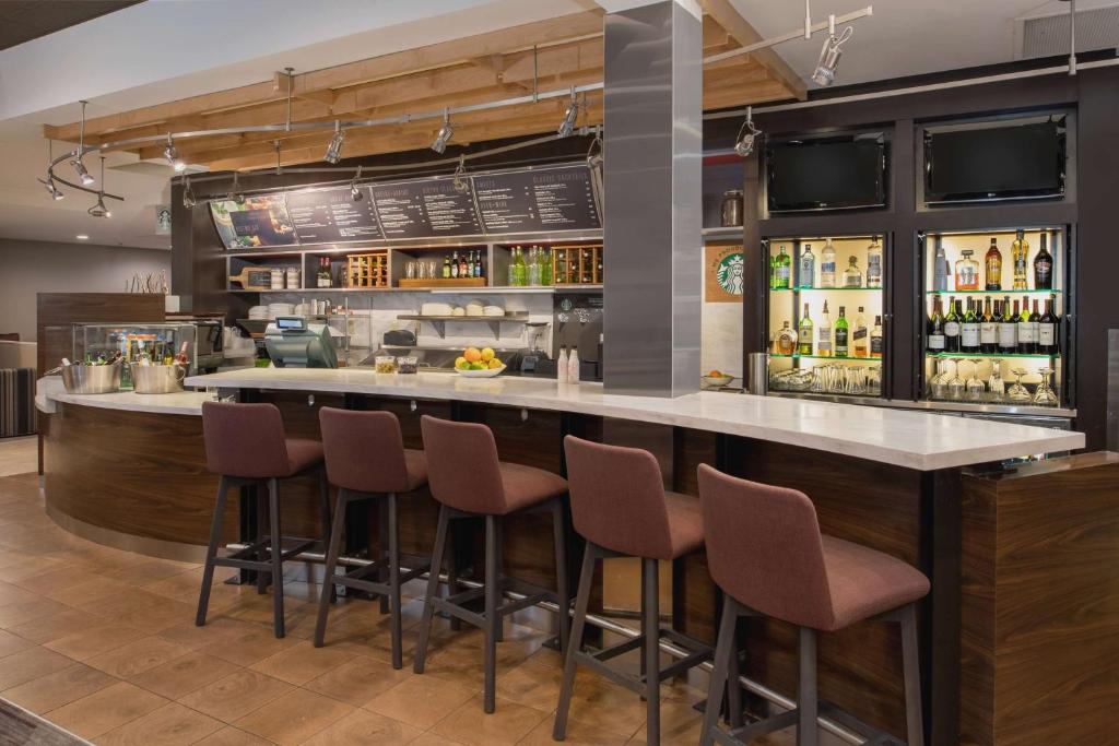Lounge nebo bar v ubytování Sonesta Select Seattle Bellevue Redmond