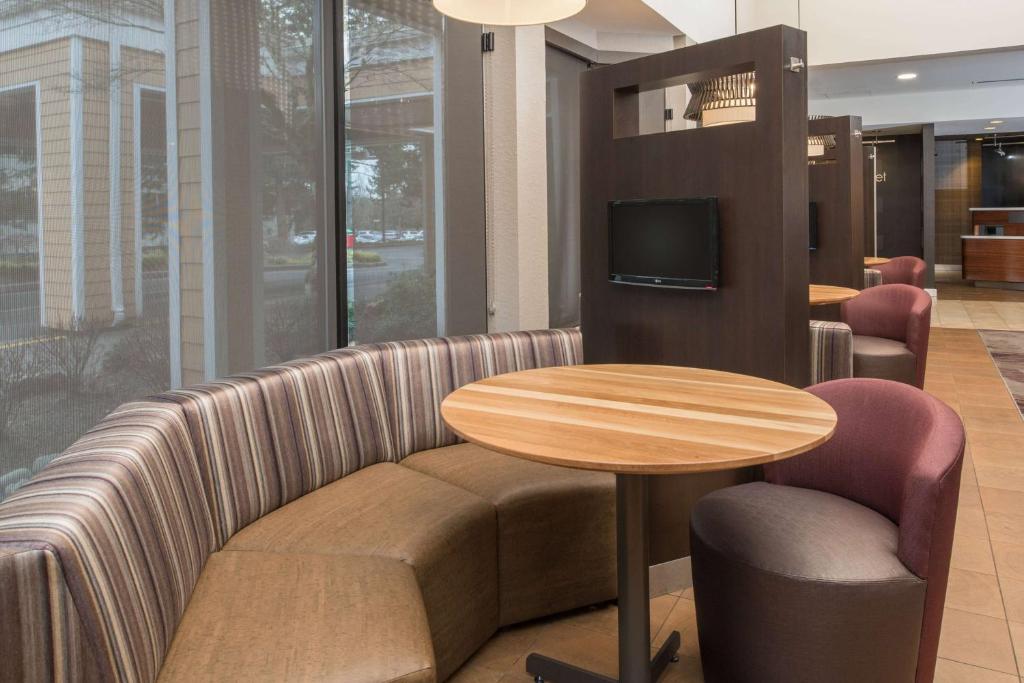 TV a/nebo společenská místnost v ubytování Sonesta Select Seattle Bellevue Redmond