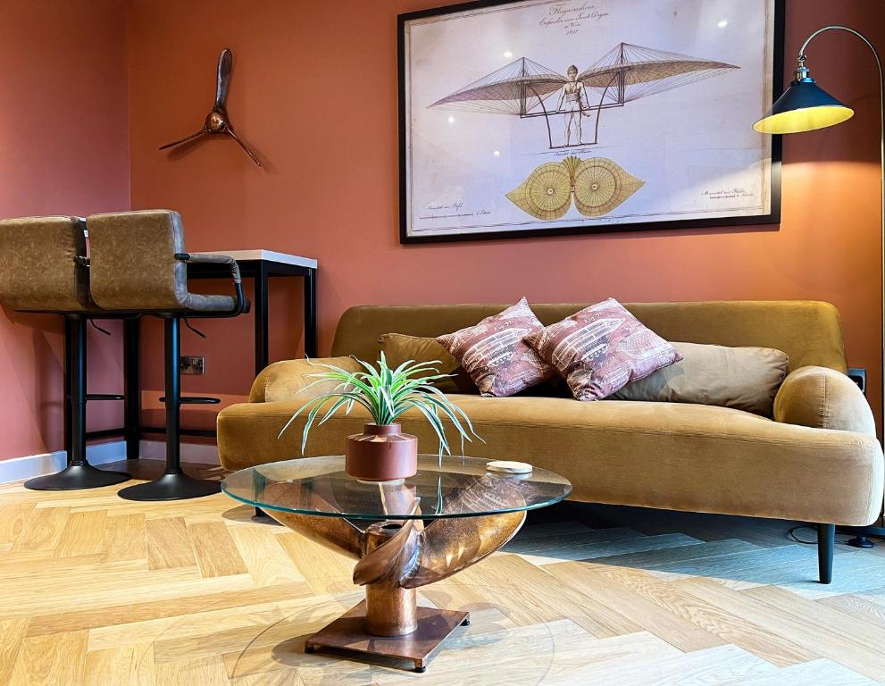 - un salon avec un canapé et une table en verre dans l'établissement The Aviator's Attic - Luxury City Centre Retreat, à York