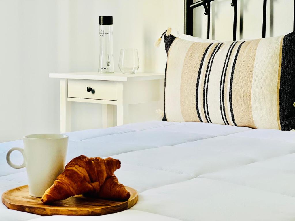 een bord croissants en een kopje koffie op een bed bij Canaryislandshost l Las Olas in Costa Teguise