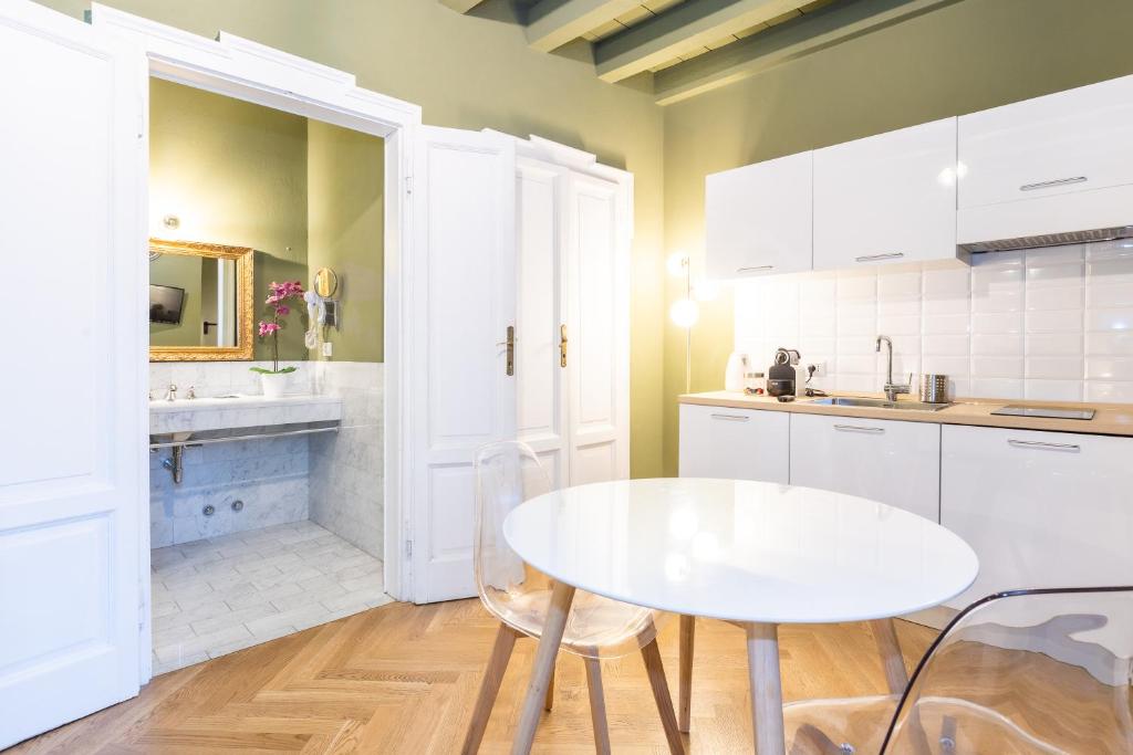 cocina con mesa blanca y fregadero en Alzaia Naviglio Grande en Milán