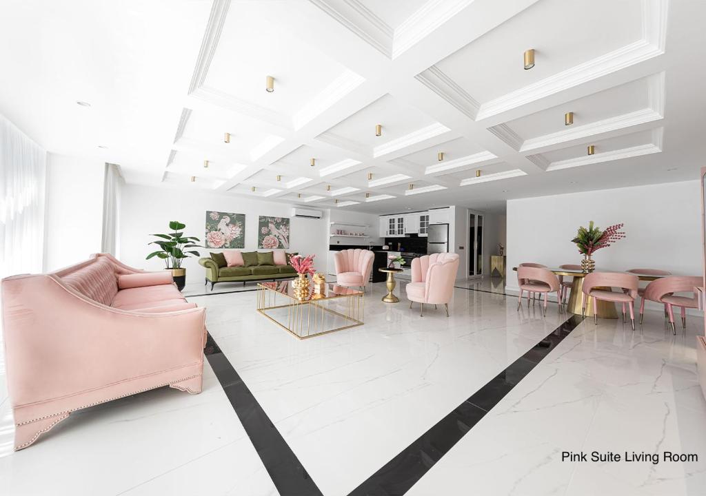 - un salon avec des chaises roses et une table dans l'établissement Luxury Suites by NOK ISTANBUL NISANTASI, à Istanbul