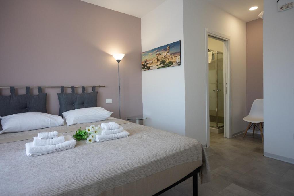1 dormitorio con 1 cama con toallas en Ri.Mo's Rent Room, en Palermo