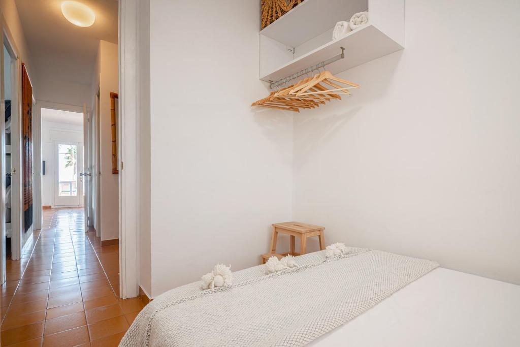 A bed or beds in a room at Beach House Cambrils Apartamento en Primera Línea de playa