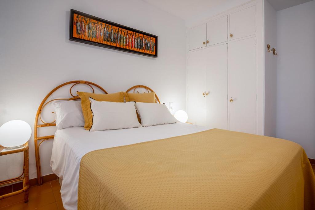 A bed or beds in a room at Beach House Cambrils Apartamento en Primera Línea de playa