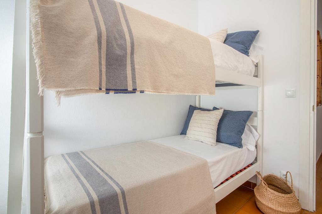 A bed or beds in a room at Beach House Cambrils Apartamento en Primera Línea de playa