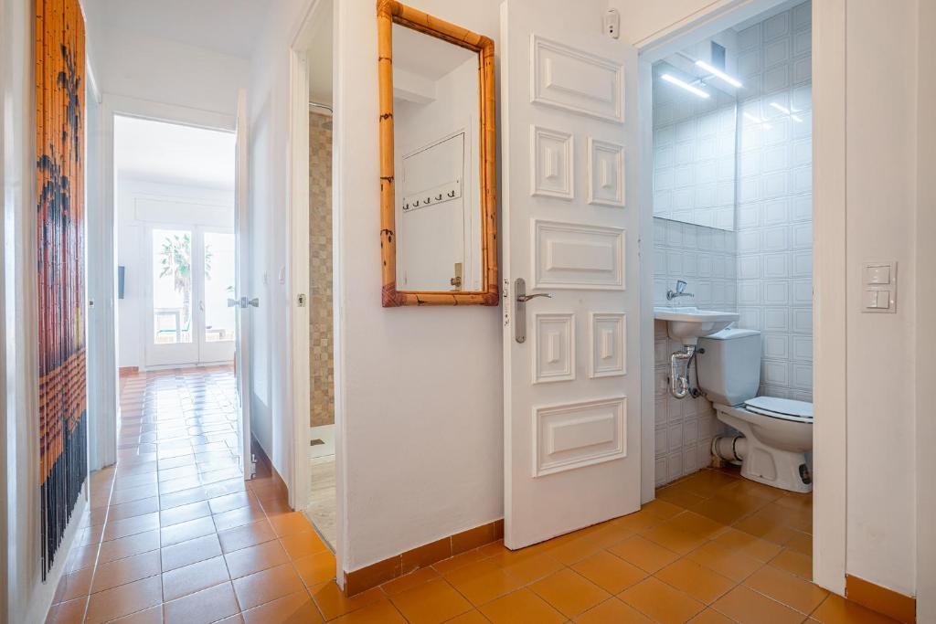 A bathroom at Beach House Cambrils Apartamento en Primera Línea de playa