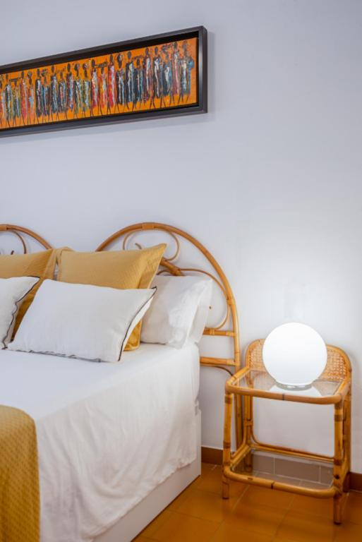 A bed or beds in a room at Beach House Cambrils Apartamento en Primera Línea de playa
