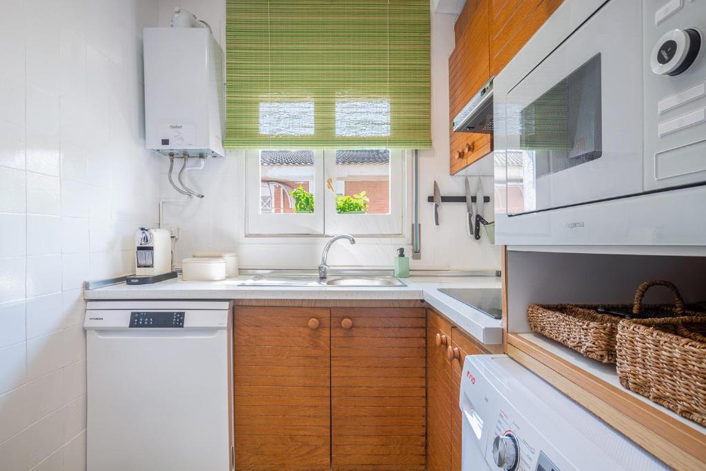 A kitchen or kitchenette at Beach House Cambrils Apartamento en Primera Línea de playa
