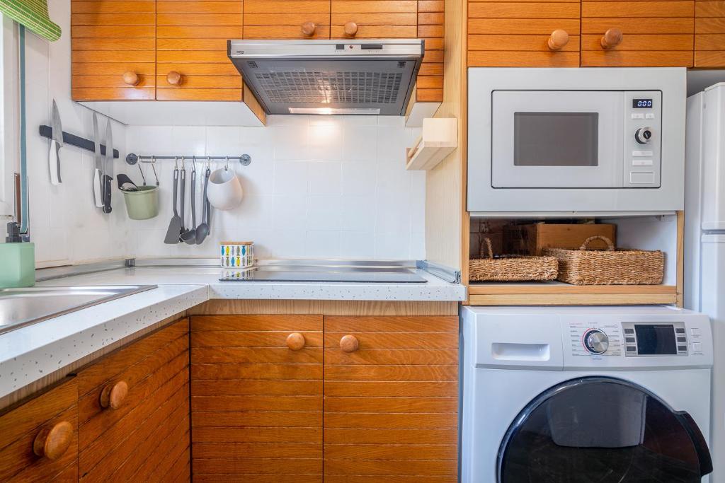 A kitchen or kitchenette at Beach House Cambrils Apartamento en Primera Línea de playa