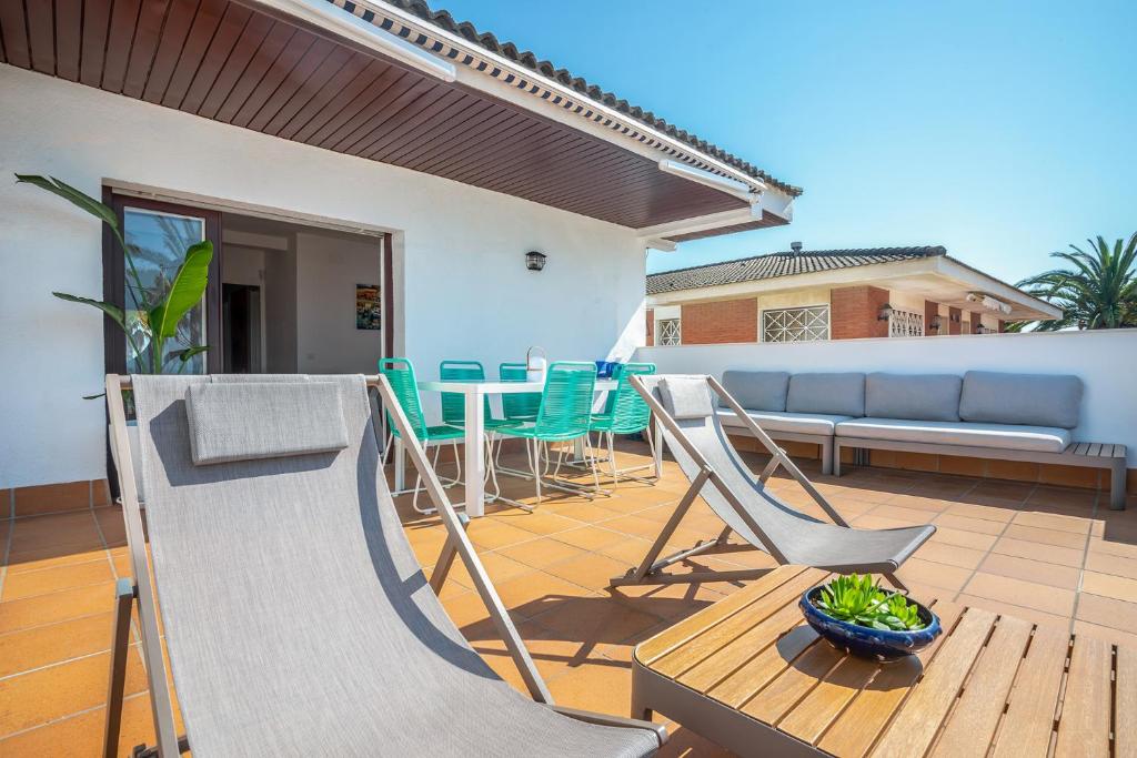 A balcony or terrace at Beach House Cambrils Apartamento en Primera Línea de playa