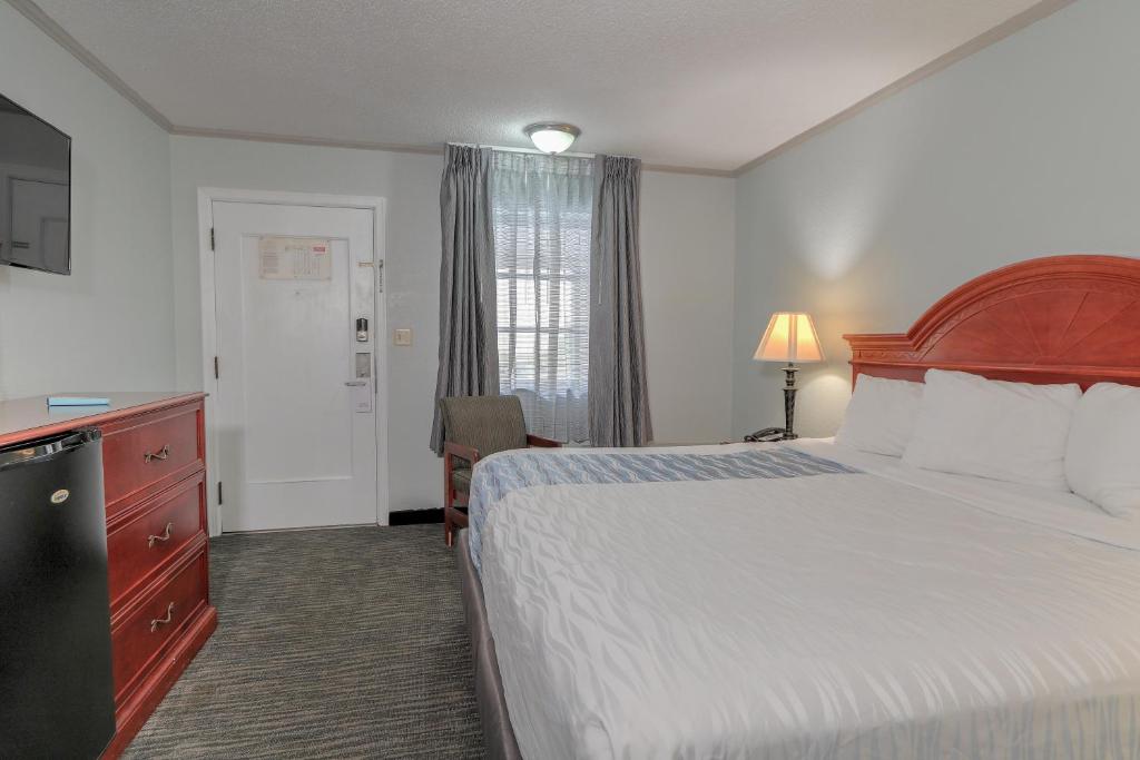 a hotel room with a large bed and a window at Belle Aire Motel - Downtown Convention Center - Gatlinburg in Gatlinburg