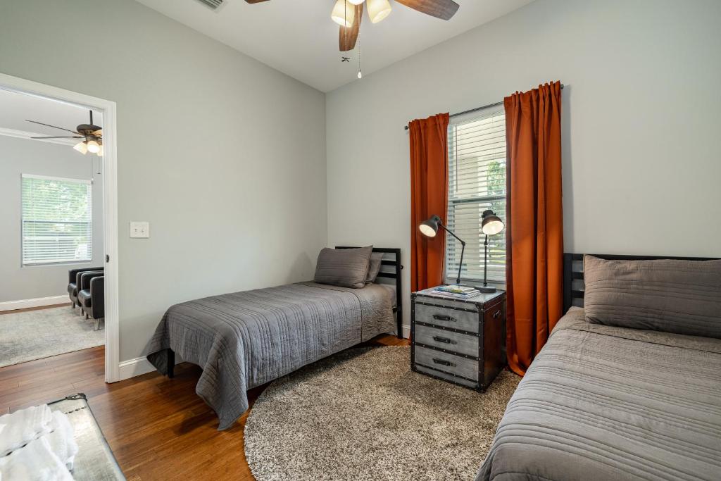 Grand Oaks Bungalow in the Heights - Housity
