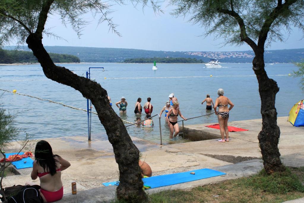 Zdjęcie z galerii obiektu Apartment Punat 5408a w mieście Punat