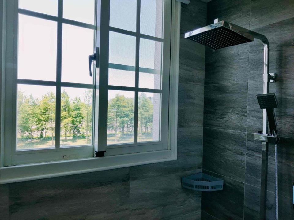 e bagno con doccia, finestra e doccia. di 谷築石苑 a Fengli