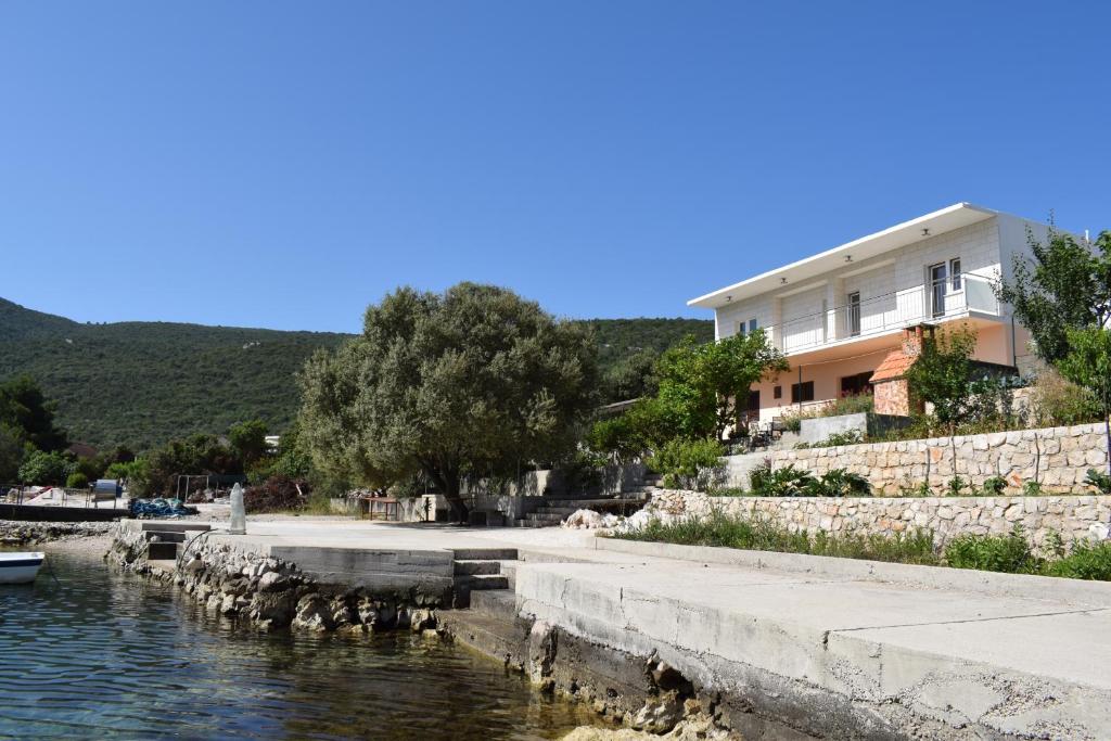 un edificio junto a una masa de agua en Apartments by the sea Kabli, Peljesac - 10225 en Brijesta