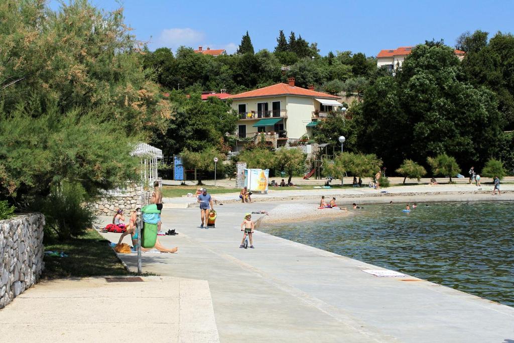 Fotografia z galérie ubytovania Apartments by the sea Krk - 11205 v destinácii Krk