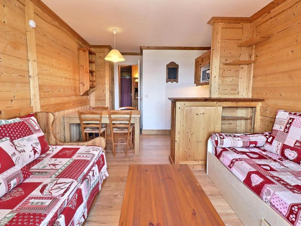 Posteľ alebo postele v izbe v ubytovaní Appartement Ski aux Pieds à La Tania - 4 Pers, 31m², Balcon, 2 Pièces - FR-1-182A-1