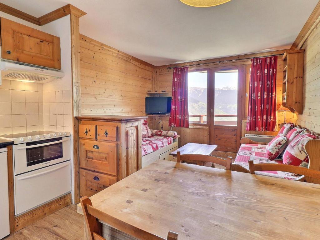 Kuchyňa alebo kuchynka v ubytovaní Appartement Ski aux Pieds à La Tania - 4 Pers, 31m², Balcon, 2 Pièces - FR-1-182A-1