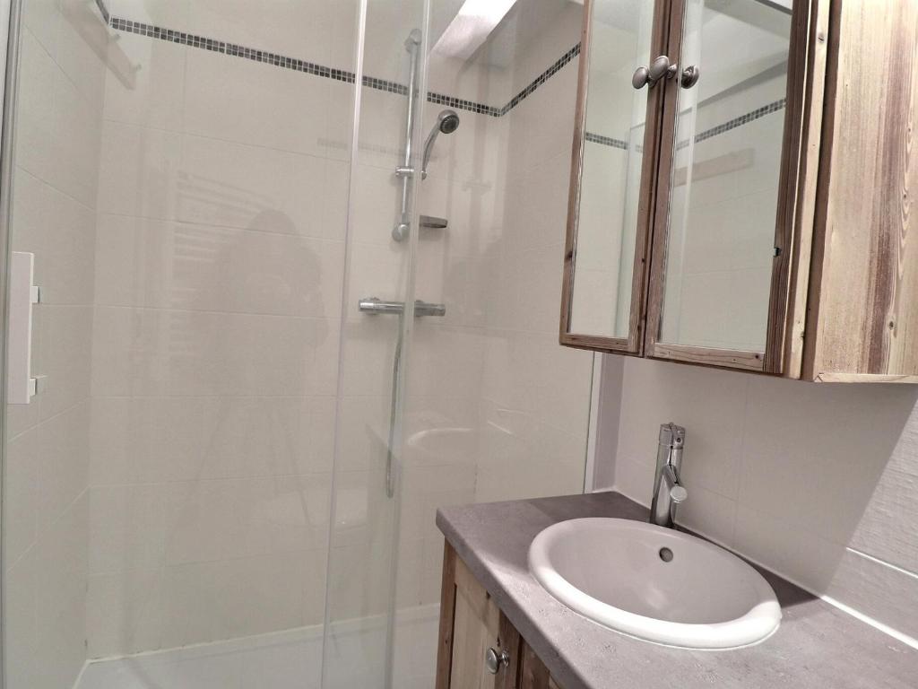 Kúpeľňa v ubytovaní Charmant Appartement à La Tania - 6 pers, skis aux pieds, proche commodités - FR-1-182A-10