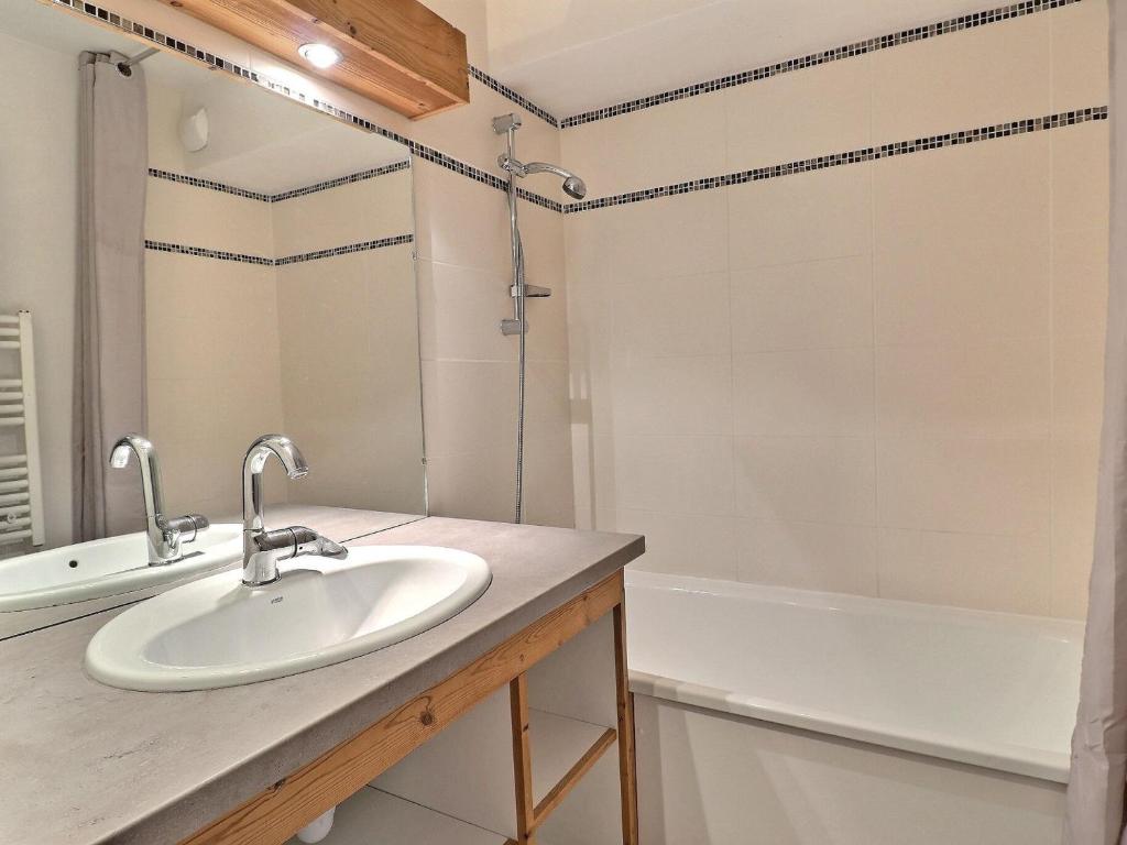 Kúpeľňa v ubytovaní Appartement cosy à La Tania - 2 pièces, 4 pers, skis aux pieds, balcon, proche commerces - FR-1-182A-13