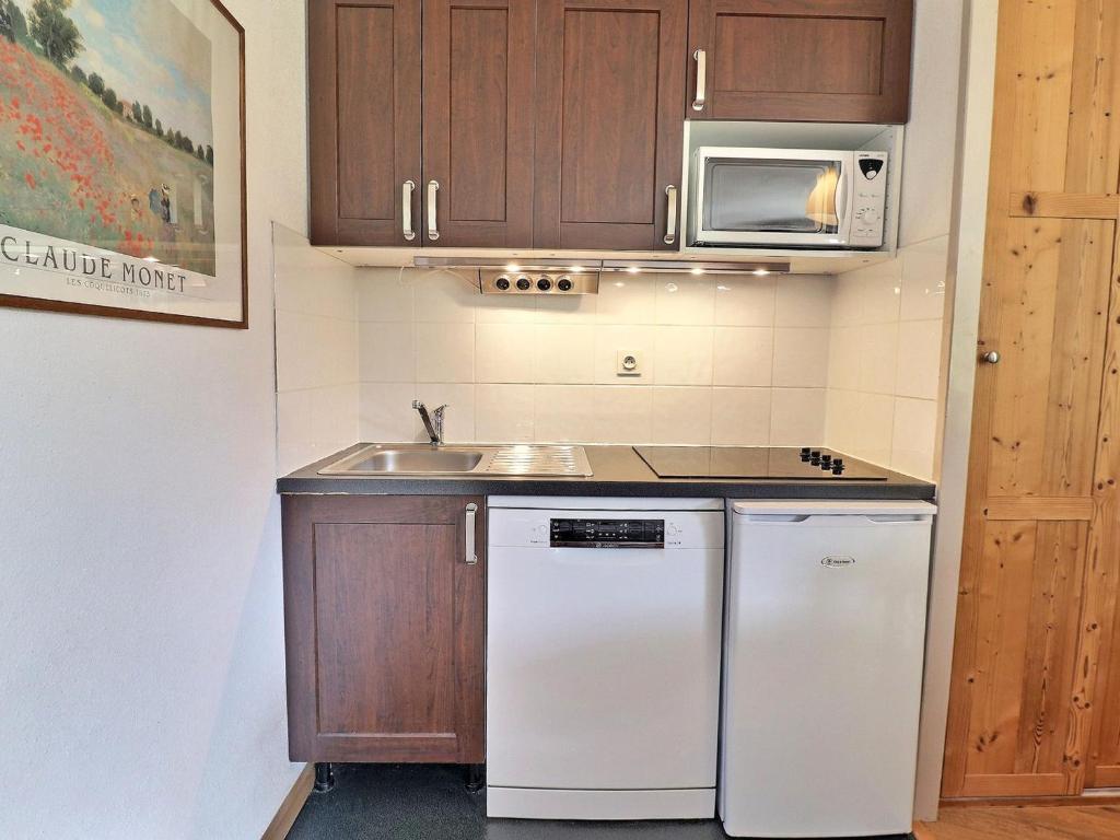 Kuchyňa alebo kuchynka v ubytovaní Appartement cosy à La Tania - 2 pièces, 4 personnes, au pied des pistes, proche commerces - FR-1-182A-12