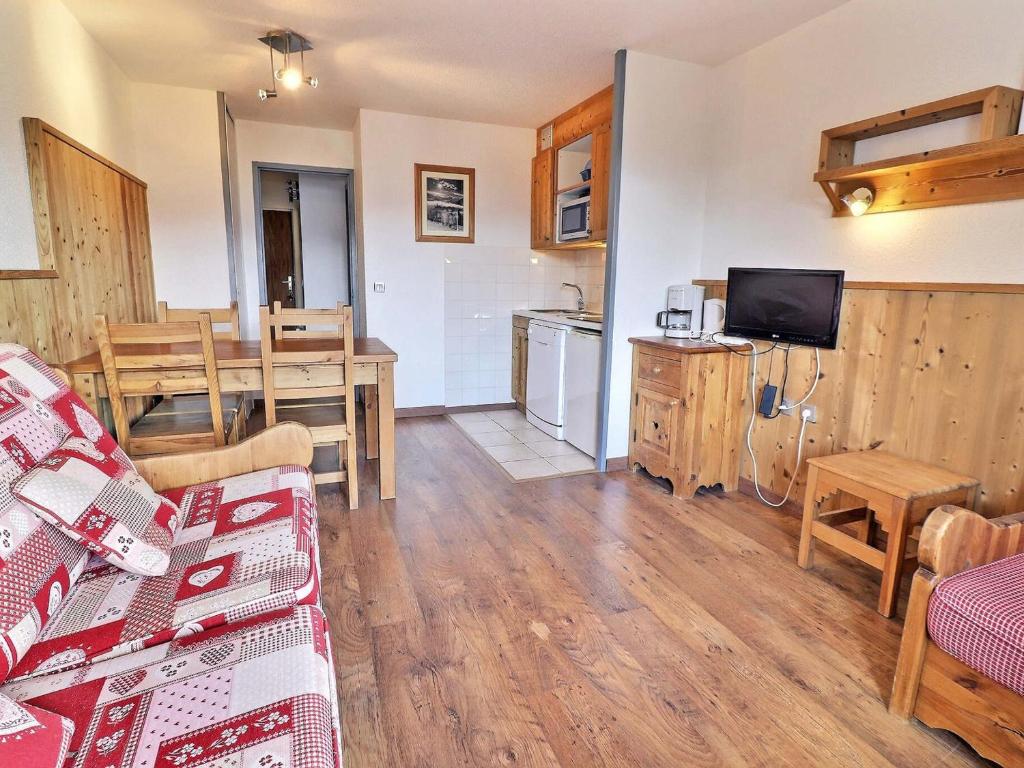 Kuchyňa alebo kuchynka v ubytovaní Appartement à La Tania, 25m², 4 pers, skis aux pieds, proche centre et remontées mécaniques - FR-1-182A-16