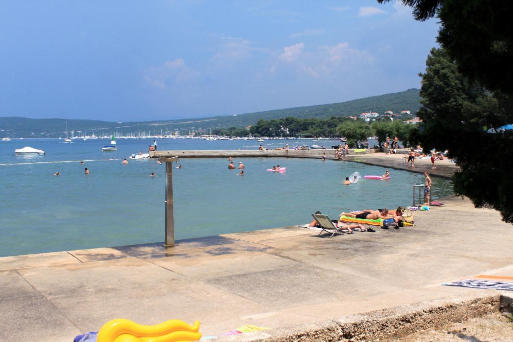 Zdjęcie z galerii obiektu Apartments with a parking space Punat, Krk - 15094 w mieście Punat