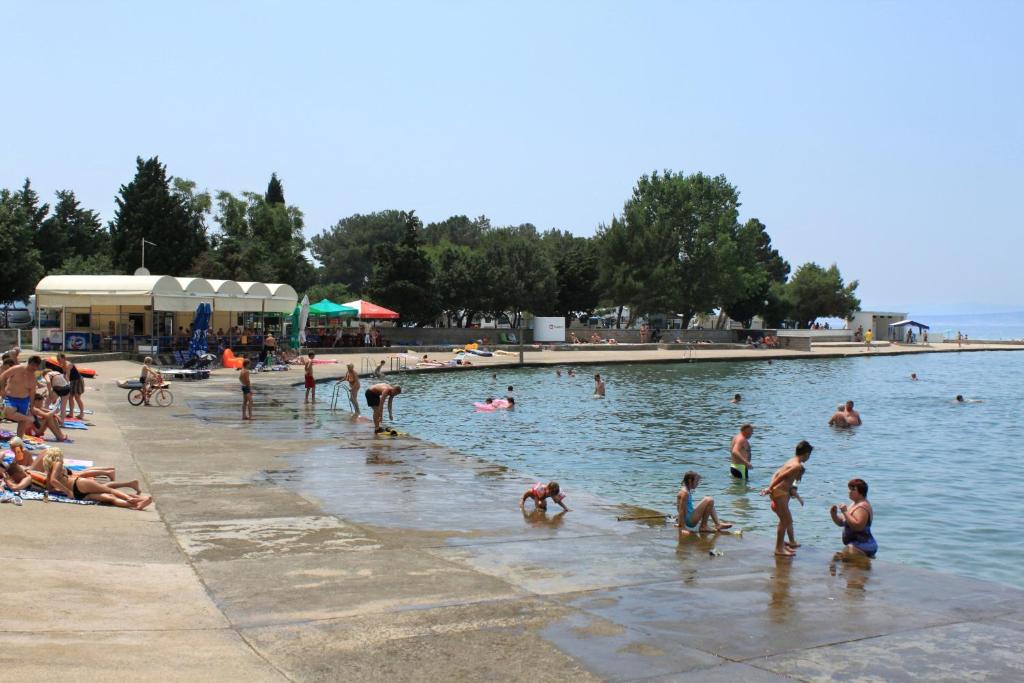 Zdjęcie z galerii obiektu Apartments with a parking space Punat, Krk - 15094 w mieście Punat