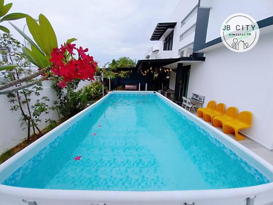 una piscina en la azotea de una casa en KIM Hideko Villa by JBcity Home, en Johor Bahru