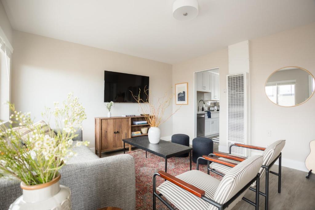 a living room with a couch and a table at Seashore IV by AvantStay Comfortable La Jolla Flat 5mins from the Beach in San Diego