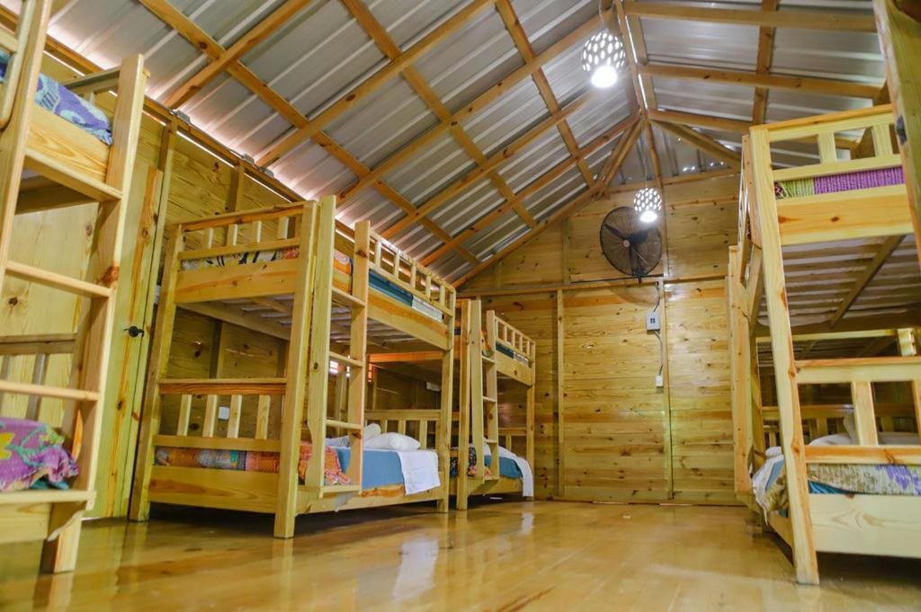 Palanda nebo palandy na pokoji v ubytování EL GALLO ECOLODGE