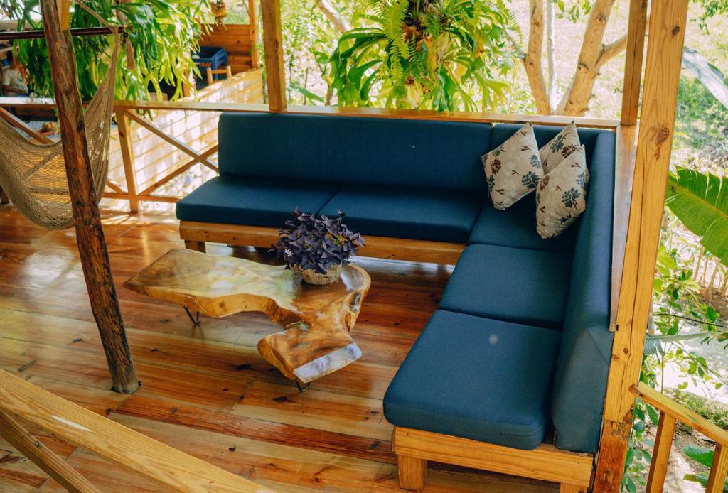 Posezení v ubytování EL GALLO ECOLODGE