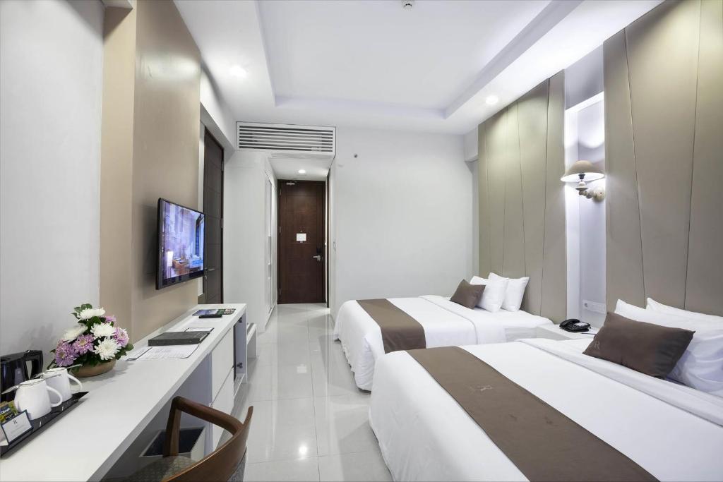 A television and/or entertainment centre at R Hotel Rancamaya