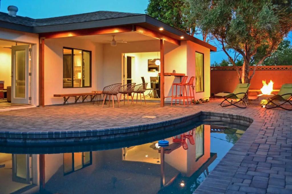 uma casa com uma piscina em frente em Quiet Luxury Estate w/ Heated Pool: Scottsdale em Scottsdale