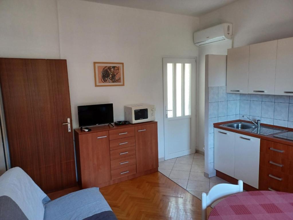 A cozinha ou cozinha compacta de Apartments Mari - 40 m from sea