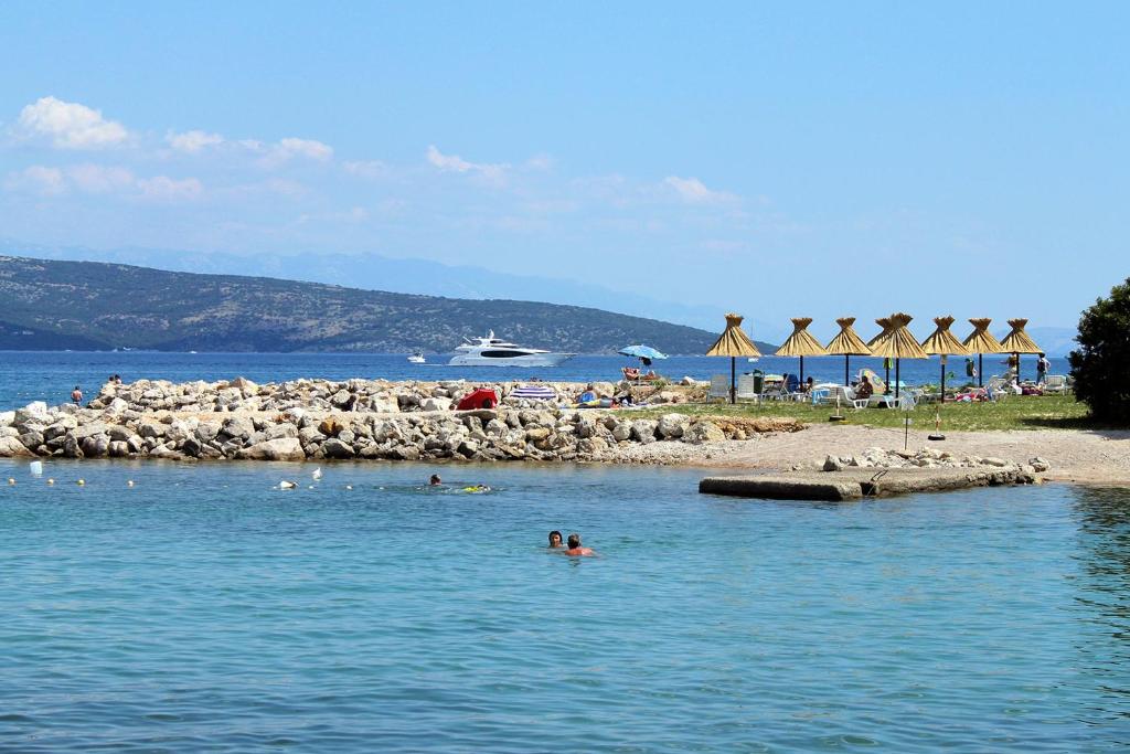Zdjęcie z galerii obiektu Holiday house with a swimming pool Vrh, Krk - 17073 w Krku