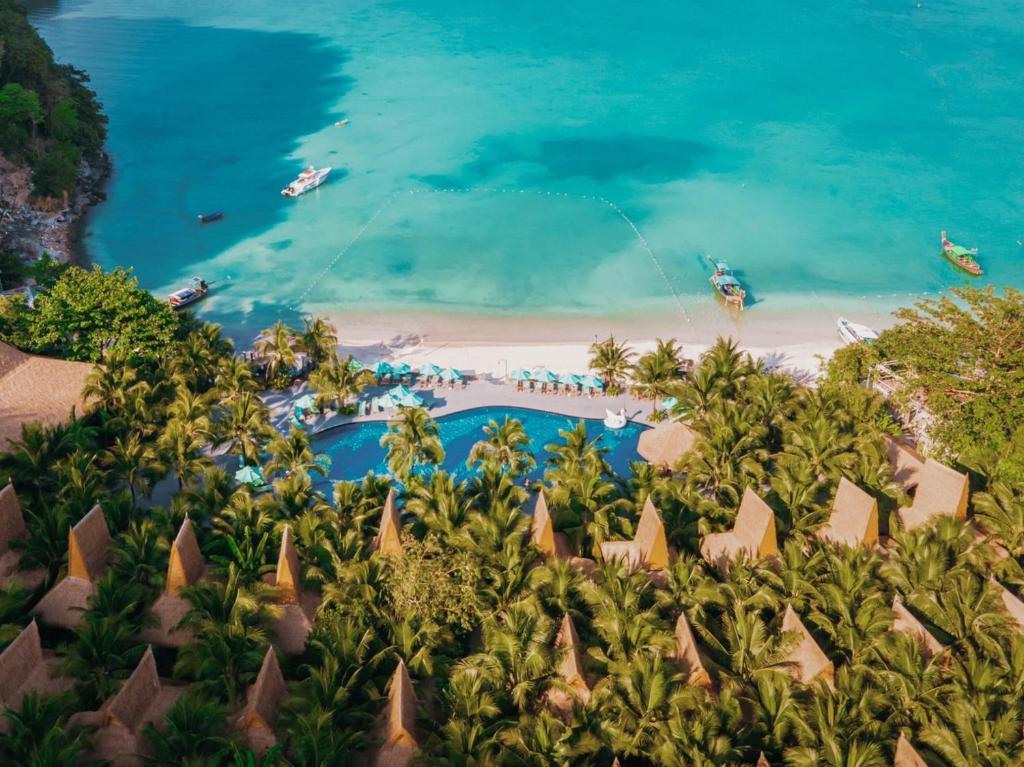 una vista aérea de un complejo con playa y agua en Phi Phi CoCo Beach Resort - SHA Extra Plus, en Islas Phi Phi