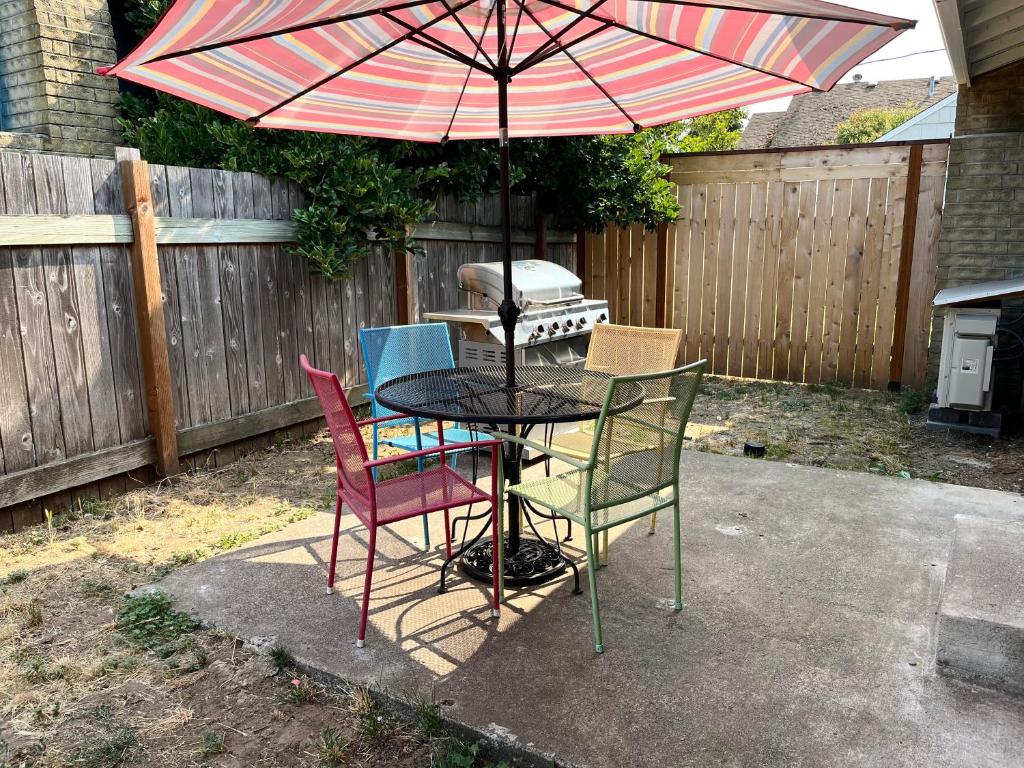 Patio nebo venkovní prostory v ubytování Cheerful 3 Bedroom on a Park 10 Miles from Eugene