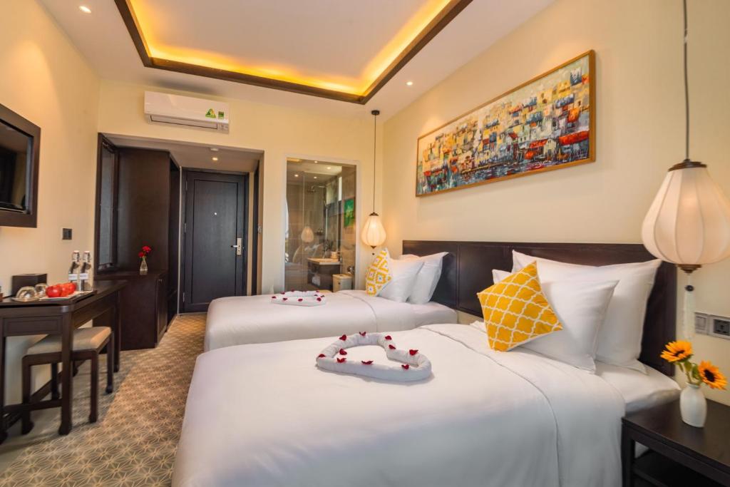 Postel nebo postele na pokoji v ubytování Hoi An Merrily De Art Hotel