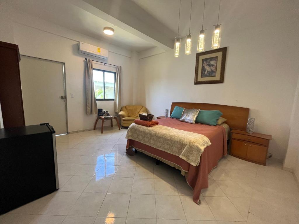 1 dormitorio con 1 cama y TV. en Caribbean Queen, en Cancún