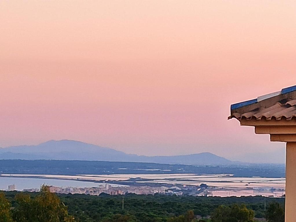 una vista desde el techo de un edificio al atardecer en BUNGALOW CON ENCANTO, MONTE DE MAR, en Gran Alacant