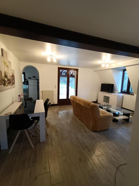 salon z kanapą i stołem w obiekcie Maison T2 à 6 minutes à pied du centre de Sarlat w mieście Sarlat-la-Canéda